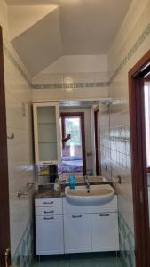 uma casa de banho com um lavatório e um espelho em Da Paolo e Samuela em San Trovaso