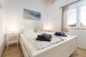 Postel nebo postele na pokoji v ubytování Romantic villa with a large pool surrounded by greenery - by TRAVELER tourist agency Krk ID 2150 + 43 fotografií