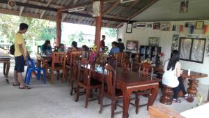 a group of people sitting at tables in a restaurant at ทรัพย์ทอง การ์เด้น รีสอร์ท in Khao Kho