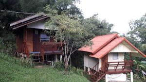 a small house with a red roof on a hill at ทรัพย์ทอง การ์เด้น รีสอร์ท in Khao Kho