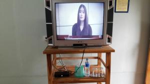 a television on a table with a woman on the screen at ทรัพย์ทอง การ์เด้น รีสอร์ท in Khao Kho +5 photos