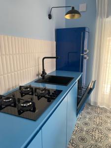 een keuken met een blauw aanrecht met een wastafel bij Case Borgo Vacanze in Letojanni +87 foto's