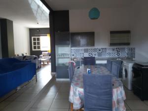 uma cozinha e sala de jantar com mesa e cadeiras em MC Location em Abidjan