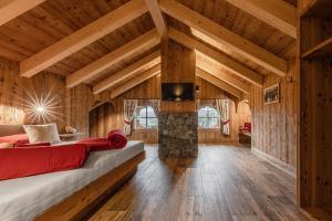 ein Schlafzimmer mit einem Kamin in einem Blockhaus in der Unterkunft FARM CHALET JUSCIARA in Abtei