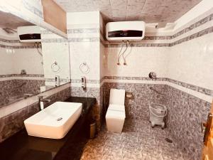 Kopalnica v nastanitvi Hill River Resort By West Western