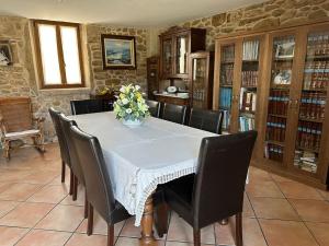 a dining room table with chairs and a vase of flowers at Vibes Coruña- Muxía in Castelo