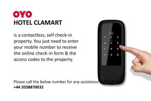 una mano apuntando a un mando a distancia en OYO Hotel Clamart en Scunthorpe