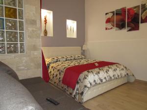 a bedroom with a bed in a room at La Voce del Violino in Ragusa