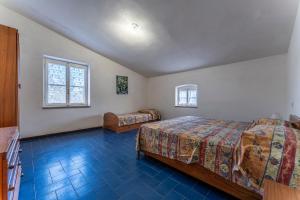 una camera con due letti e una finestra di Orbetello Giannella Apartment a Giannella