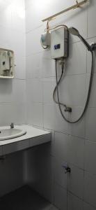 y baño con ducha y lavamanos. en Phousi Guesthouse 2, en Luang Prabang