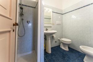 Et badeværelse på Orbetello Giannella Apartment + 18 billeder