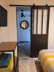 Zimmer mit einer Tür mit einem Spiegel und einem Bett in der Unterkunft Charmant 2 pièces proche Plage in Fréjus