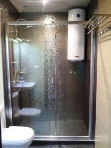 Sebi Apartment Batumi Towers في باتومي: حمام مع دش مع مرحاض ومغسلة