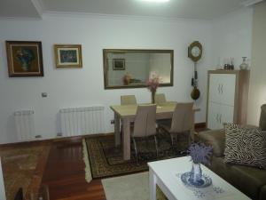 ein Wohnzimmer mit einem Tisch und einem Sofa in der Unterkunft Las Palmeras in Caldas de Reis