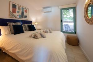 a bedroom with a large white bed with pillows at Vivienda Vacacional Pasito Blanco 2 in Pasito Blanco +70 photos