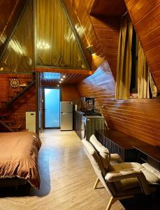 een kamer met een bed en een keuken in een huis bij Nhà Yên 's 2 Bedrooms Lake Resort Hotel Homestay in Pleiku
