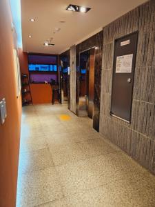 korytarz w budynku z napisem na ścianie w obiekcie Brown Dot Hotel Jinju w mieście Jinju