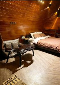 een slaapkamer met een bed, een bank en een tafel bij Nhà Yên 's 2 Bedrooms Lake Resort Hotel Homestay in Pleiku