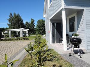 una barbacoa al lado de una casa en New comfortable houses for 6 people Niechorze en Niechorze