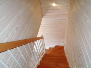 una escalera en una casa con paneles de madera en New comfortable houses for 6 people Niechorze en Niechorze