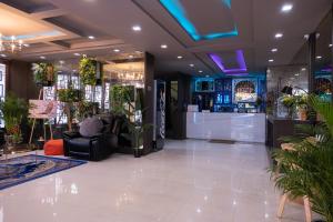 eine Lobby eines Ladens mit Pflanzen in der Unterkunft Grand Penthouse by Grand Orlov Apart in Patong Beach