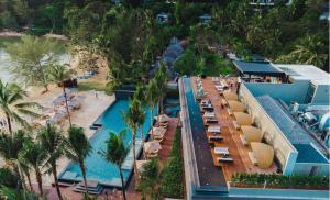 - une vue aérienne sur un complexe avec une piscine et une plage dans l'établissement Anantara Layan Phuket Resort, à Layan Beach