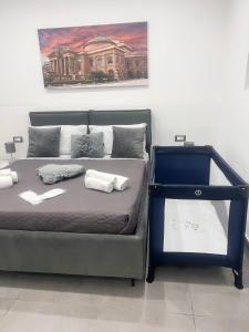 łóżko z dwoma ręcznikami w pokoju w obiekcie La casetta di salvuccio w mieście Palermo
