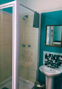 un baño con lavabo y ducha en Ben Your Friend Youth Foundation, en Ciudad del Cabo 19 fotos más