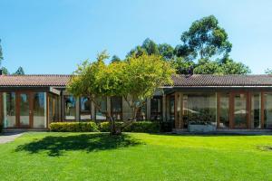 a house with a tree in the yard at La Panera de Pucho in Pontevedra