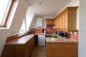Virtuvė arba virtuvėlė apgyvendinimo įstaigoje Cosy 2-Bed Flat - Great Views of London!