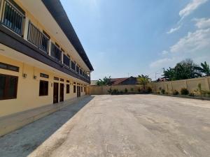 an empty parking lot in front of a building at RiReRa Guest House Bogor Syariah in Kemangjampang