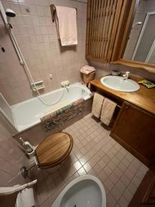 ein Badezimmer mit einem WC, einer Badewanne und einem Waschbecken in der Unterkunft Mansarda di pregio in San Vito di Cadore