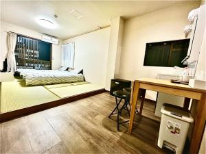 a room with a bed and a desk with a desk at 水之道 in Osaka