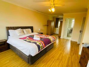 Un dormitorio con una cama con un osito de peluche. en Check our discount Executive 3 bed house en St Ives