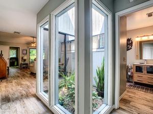 Kuchyň nebo kuchyňský kout v ubytování Tastefully Decorated Sea Woods Villa - Near beach access, shopping & Dining! S4410