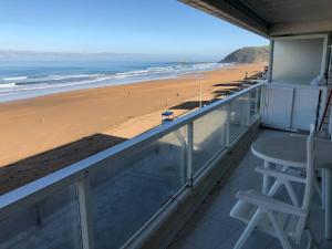 d'un balcon avec une table et une vue sur la plage. dans l'établissement EGONA-SLUI 1ªlínea playa, vista increible, garaje, à Zarautz