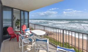 Un balcon sau o terasă la Luxury Oceanfront Condo with Breathtaking Views Pool WiFi ~ CH516