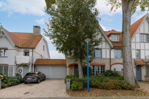 une maison avec une voiture garée devant dans l'établissement Villa Josephine, à Coxyde