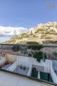 vom Balkon eines Hauses mit Bergblick in der Unterkunft Spacious, designer 2BR home with Captivating Views by 360 Estates in Mellieħa