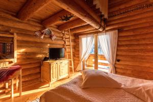 um quarto com uma cama num chalé de madeira em Turist Suior Cota 1000 em Baia Sprie