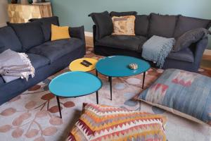 uma sala de estar com duas mesas azuis e um sofá em La Maison L'Eperon, stylish 5 star villa surrounded by vineyard near Saint Emilion em Vérac