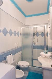 uma casa de banho com um chuveiro, um WC e um lavatório. em Casa Bellavista em Amalfi