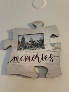 una pieza de rompecabezas con la palabra recuerdos escritos en ella en WOOD Studio Sinaia, en Sinaia