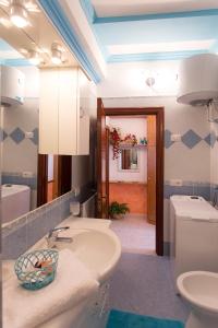 uma casa de banho com um lavatório, um WC e um espelho. em Casa Bellavista em Amalfi