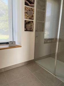 Ένα μπάνιο στο Chambres d'Hôtes B&B Roz Rozenn