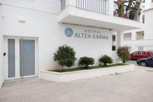 un edificio con un letrero que lee Hospital Atka Kanan en Hostal Altea Karma en Altea