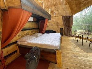 ein Schlafzimmer mit einem Bett in einem Zimmer mit einem Fenster in der Unterkunft Glamping Jedlova - Romantic and family getaway in Horní Podluží
