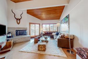ein Wohnzimmer mit Couch und Kamin in der Unterkunft Modern Park City Condo in Park City