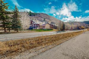 ein Haus an der Seite einer Straße mit einem Berg in der Unterkunft Modern Park City Condo in Park City