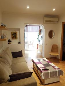 ein Wohnzimmer mit Sofa und Tisch in der Unterkunft Room in shared appartment close to Camp Nou in Hospitalet de Llobregat + 1 Foto